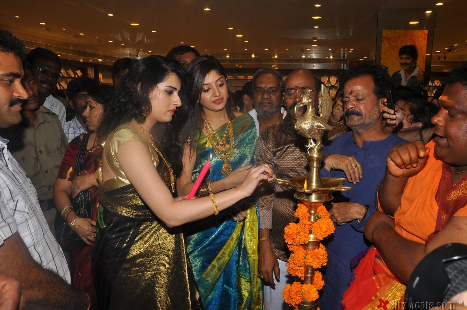 Archana, Poonam Kaur Inaugurate CMR Shopping Mall - Gallery | Picture 91449